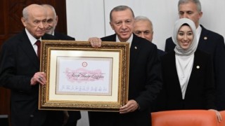 Cumhurbaşkanı Erdoğan mazbatasını MHP lideri Devlet Bahçeli'den aldı