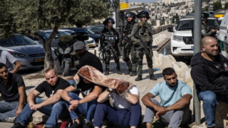 İsrail askerleri namaz kılmak isteyen Filistinlilere lağım suyu sıktı