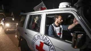 Hamas, 10 esiri Kızılhaç'a teslim etti