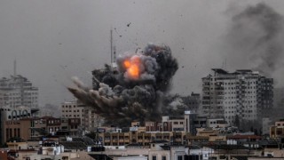 İsrail Gazze'de hastaneleri bombaladı