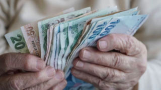 Emeklilerin bayram ikramiye ödemeleri başladı